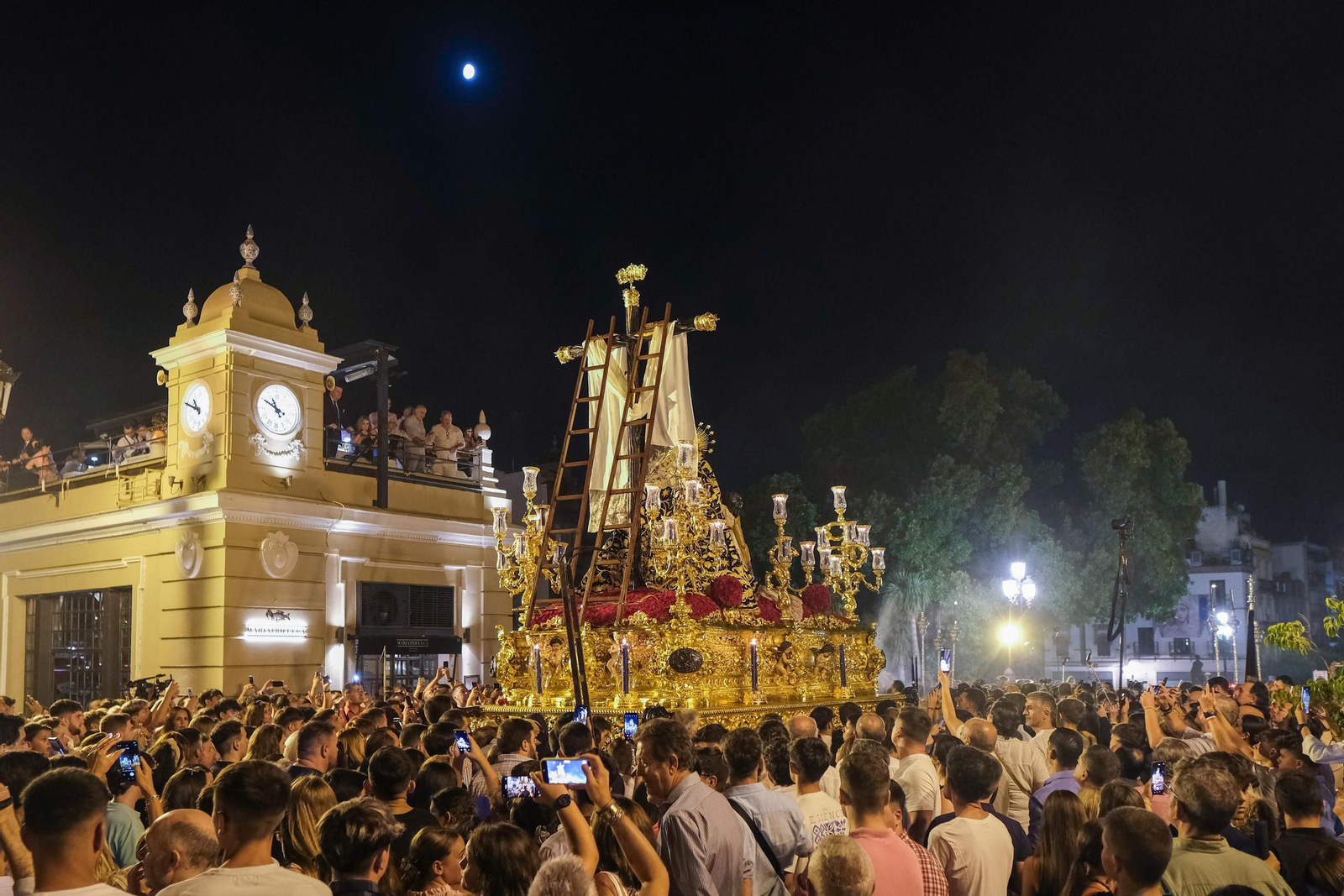 Procesión de regreso de la Piedad del Baratillo Coronada