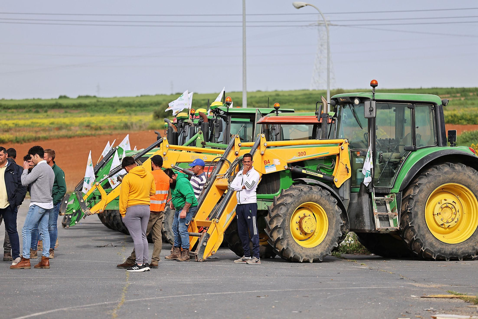 Imágenes de la multitudinaria tractorada de los agricultores en Huelva