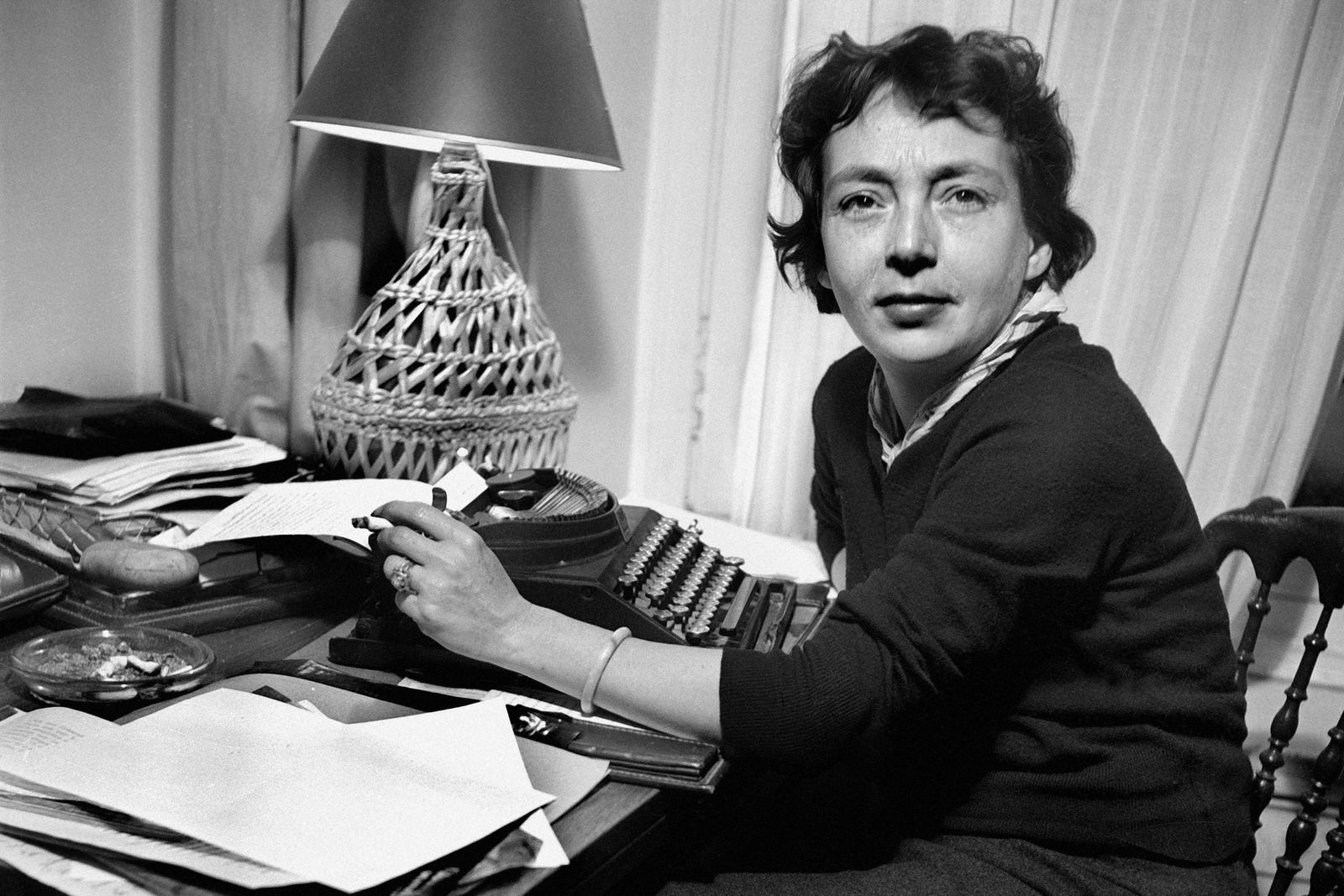 La escritora, guionista y directora de cine francesa Marguerite Duras (Gia Dinh, Vietnam, 1914 - París, 1996).