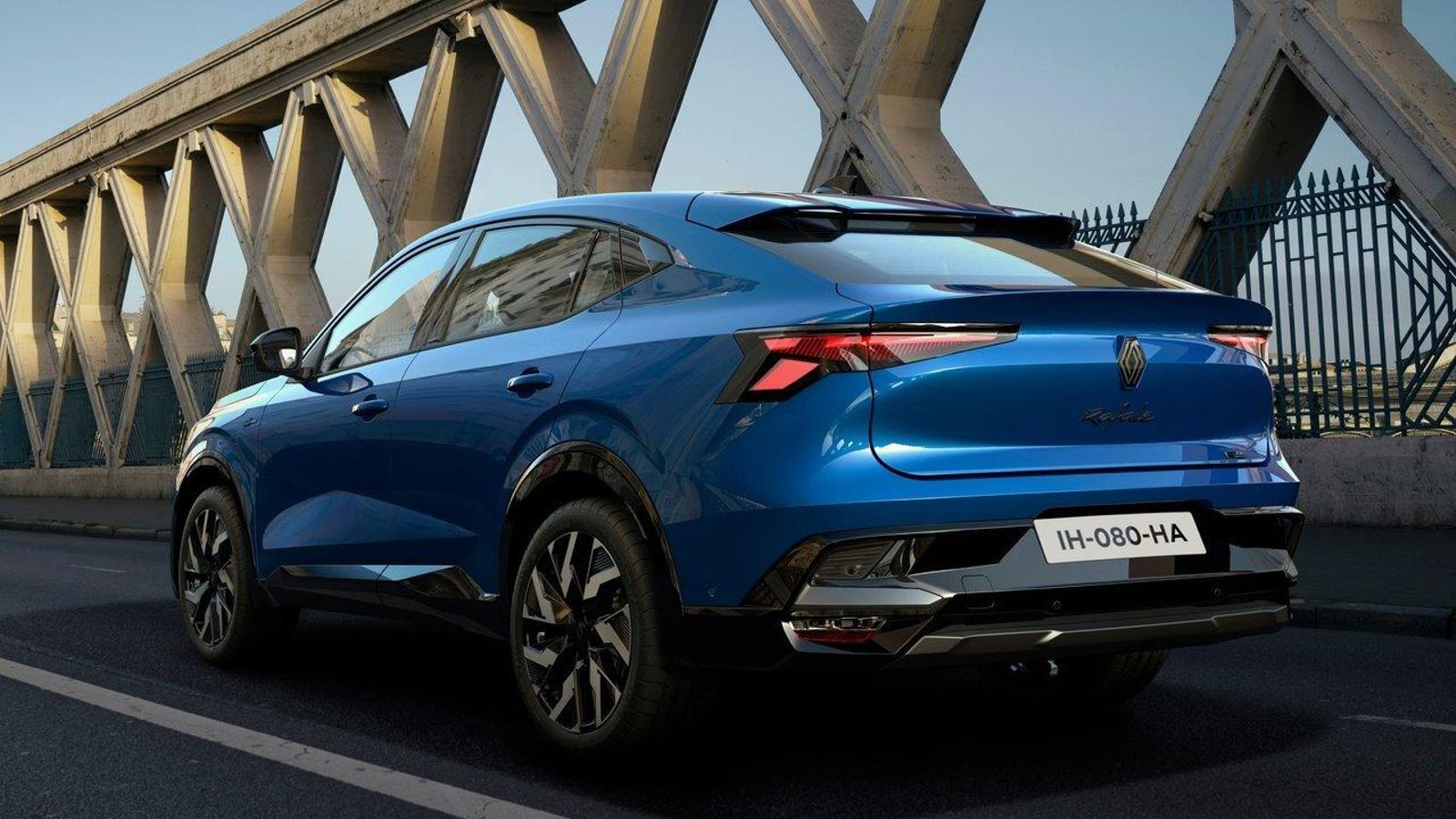 Por ahora, el Renault Rafale sólo entra en juego con dos versiones, ambas con el motor híbrido de 200 CV.