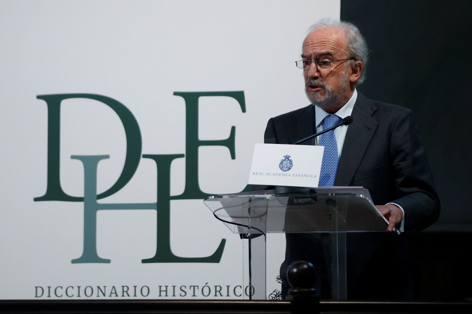 El director de la RAE, Santiago Muñoz Machado, presentando las novedades.