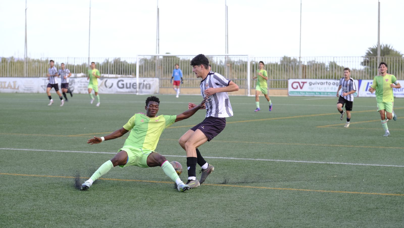 Juanjo López, autor del gol cañaero, trata de irse de un rival en un encuentro de esta temporada.