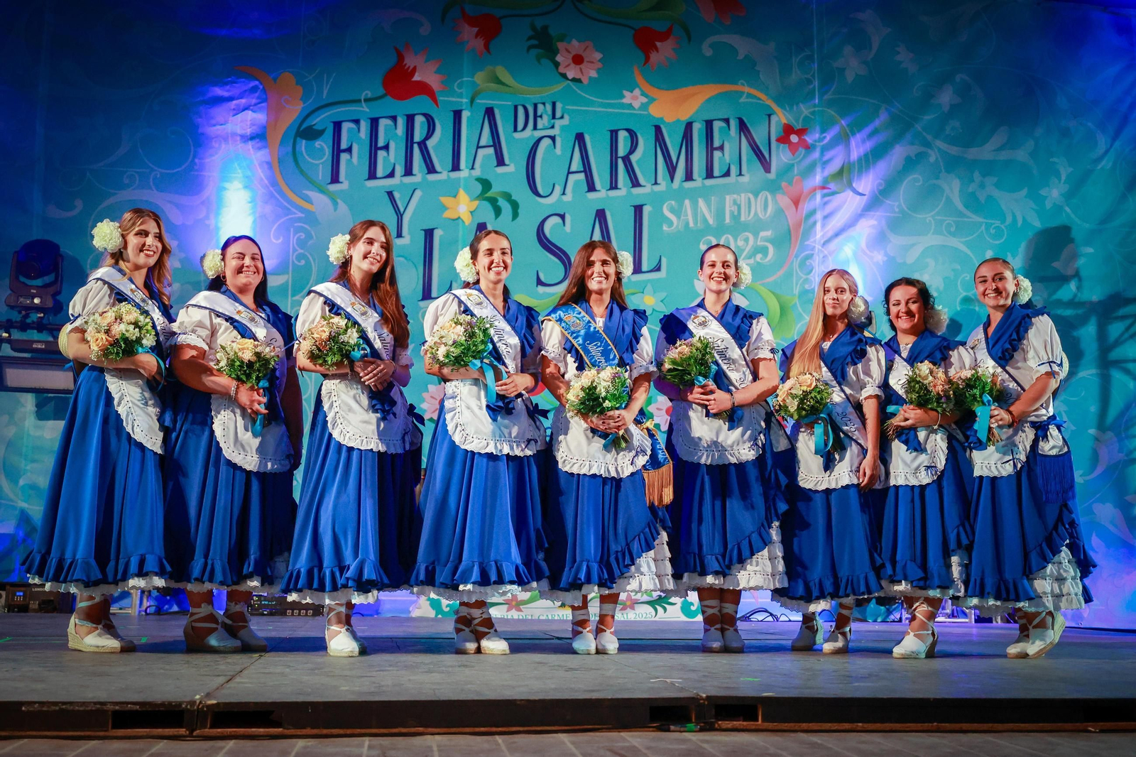 La Salinera Mayor de la Feria del Carmen, Elena Balbina Fernández Solano, y sus acompañantes, tras el acto de proclamación, en San Fernando