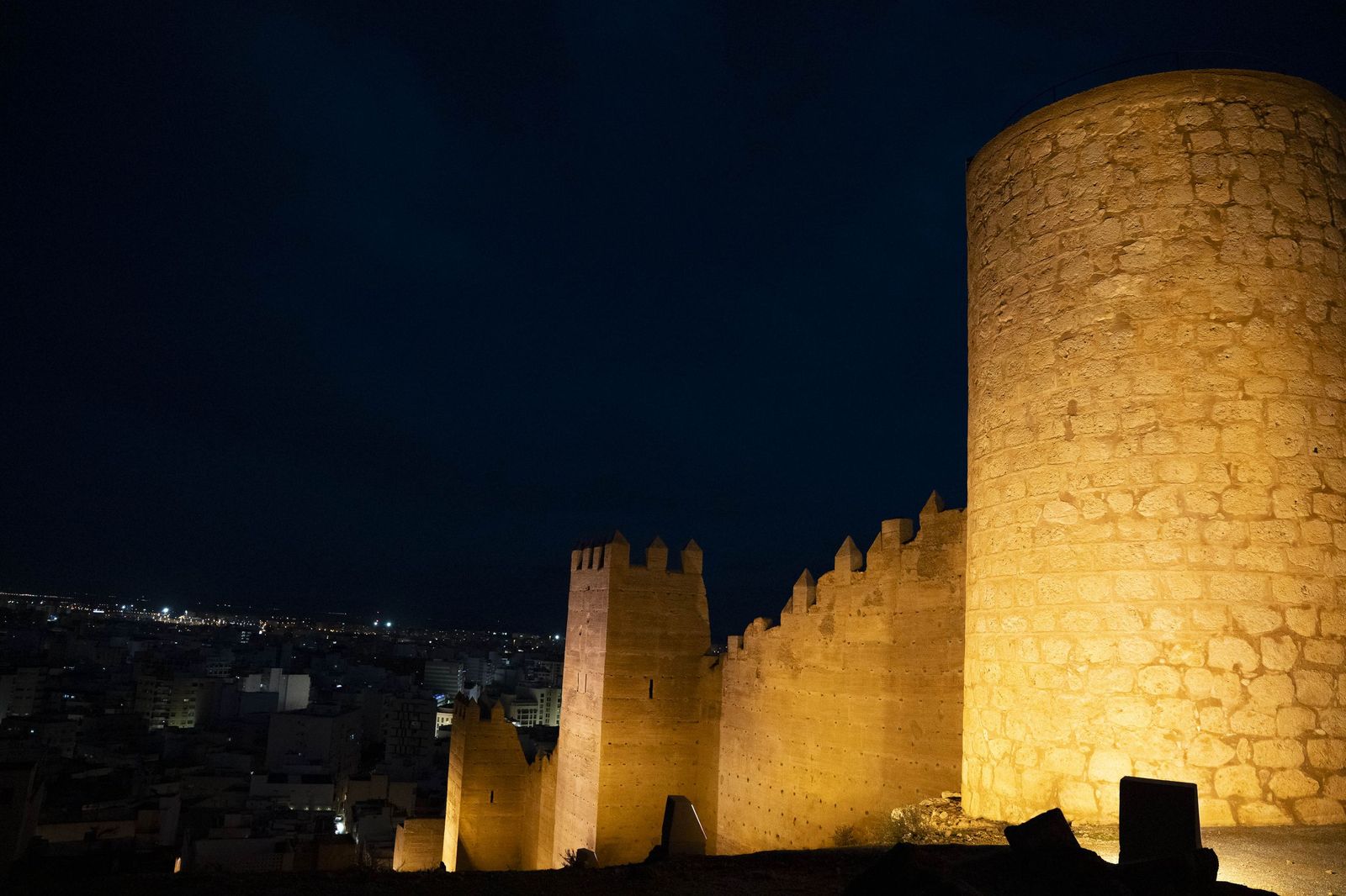 Las murallas del Cerro de San Cristóbal se encienden para iluminar Almería