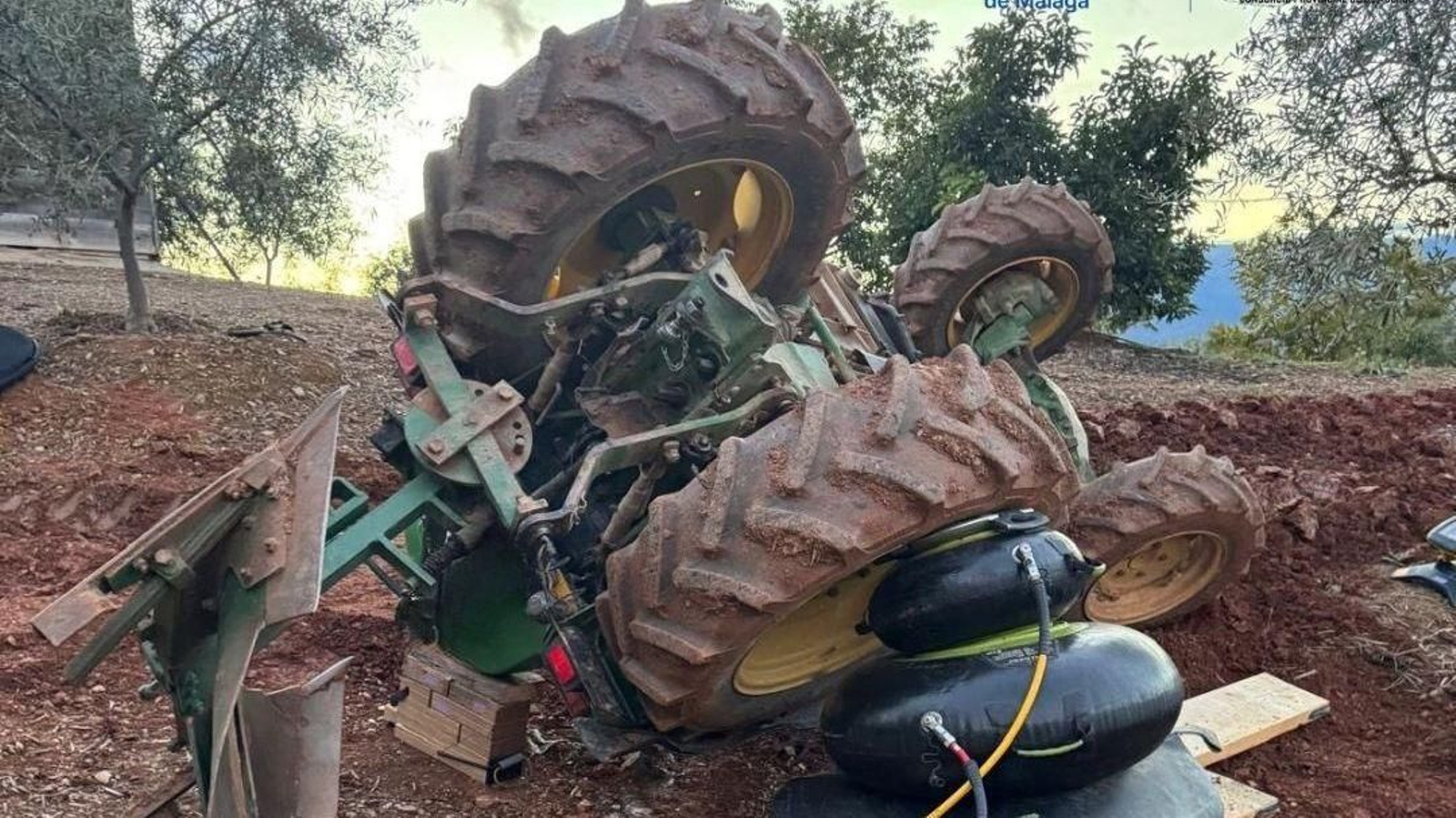 Tractor volcado en el municipio de Coín