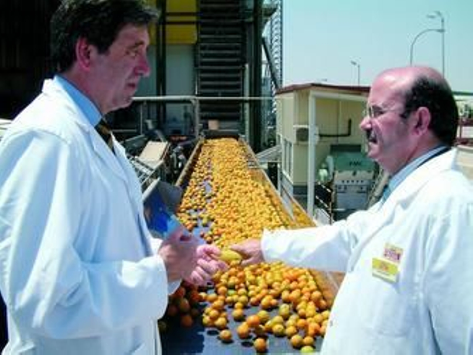 Gaspar Zarrías, en una imagen de archivo, en una visita a la planta de Zumos Pascual en Palma del Río.