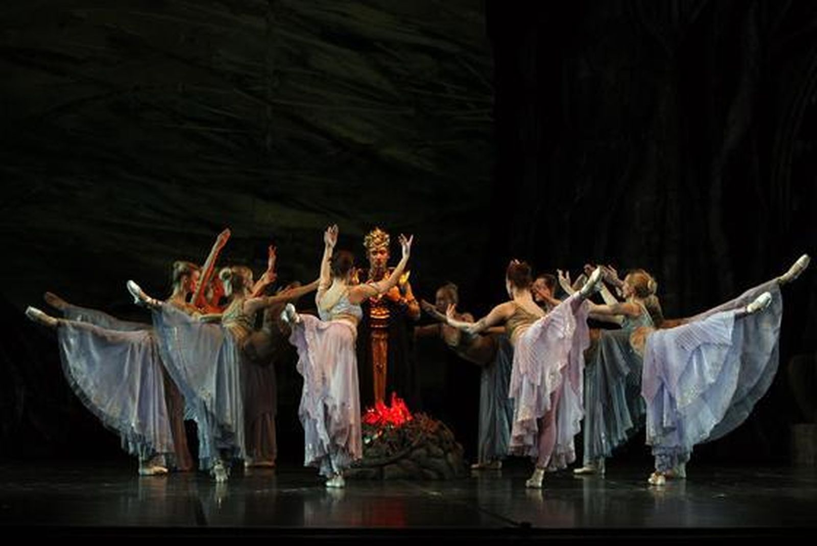 El Ballet de la Ópera de Varsovia representa 'La Bayadère' en el Teatro de la Maestranza, una obra sobre la supervivencia del amor tras la muerte.  Foto: Antonio Pizarro
