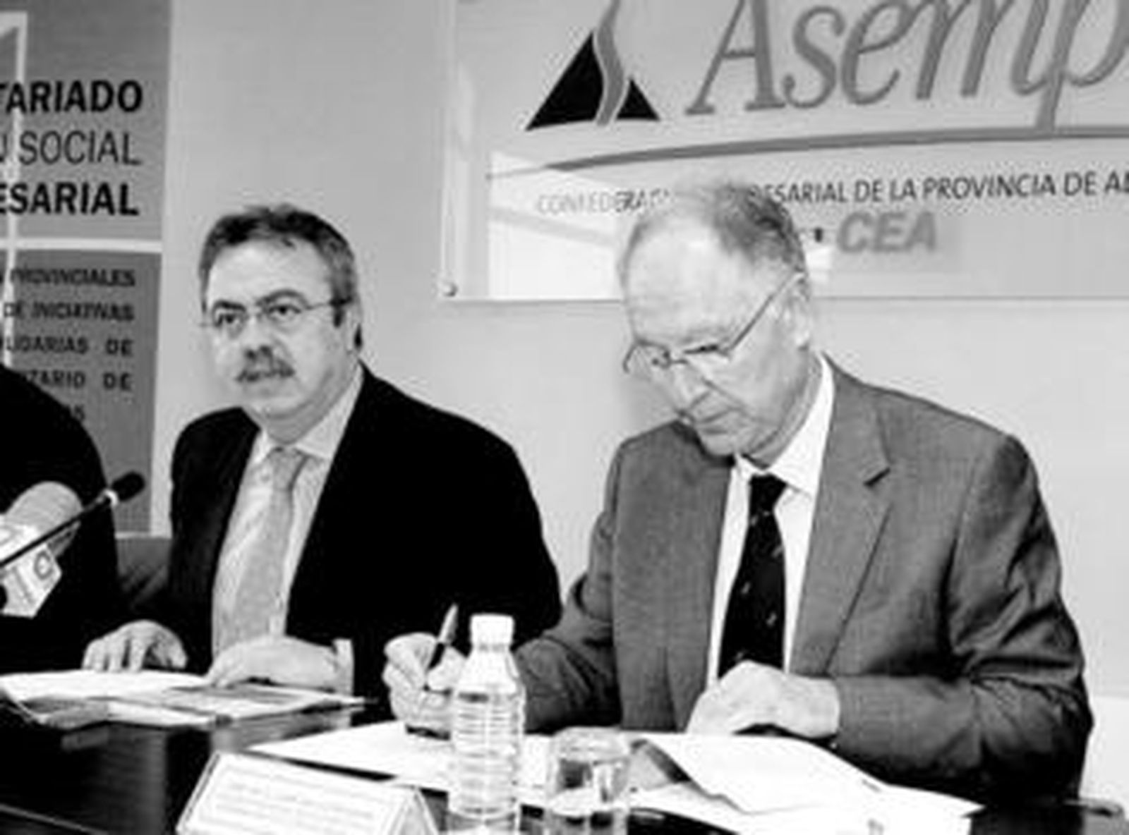 Miguel Uribe, presidente de Asempal, junto al diputado nacional del PSOE Juan Callejón.