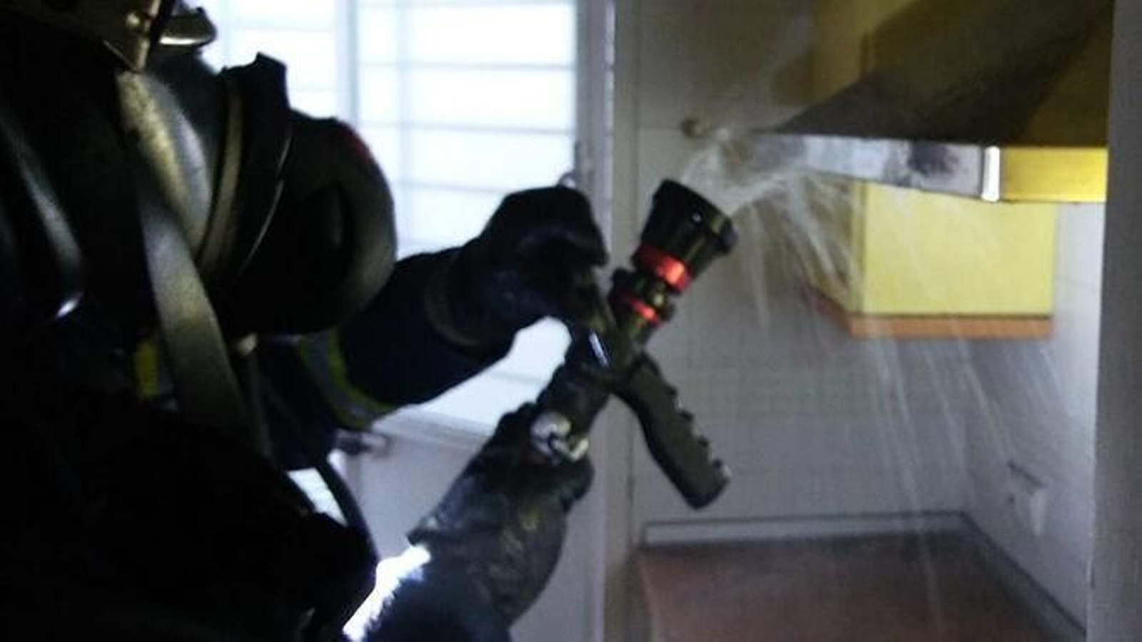 Bomberos en las tareas de extinción de un incendio en una cocina en Jerez.