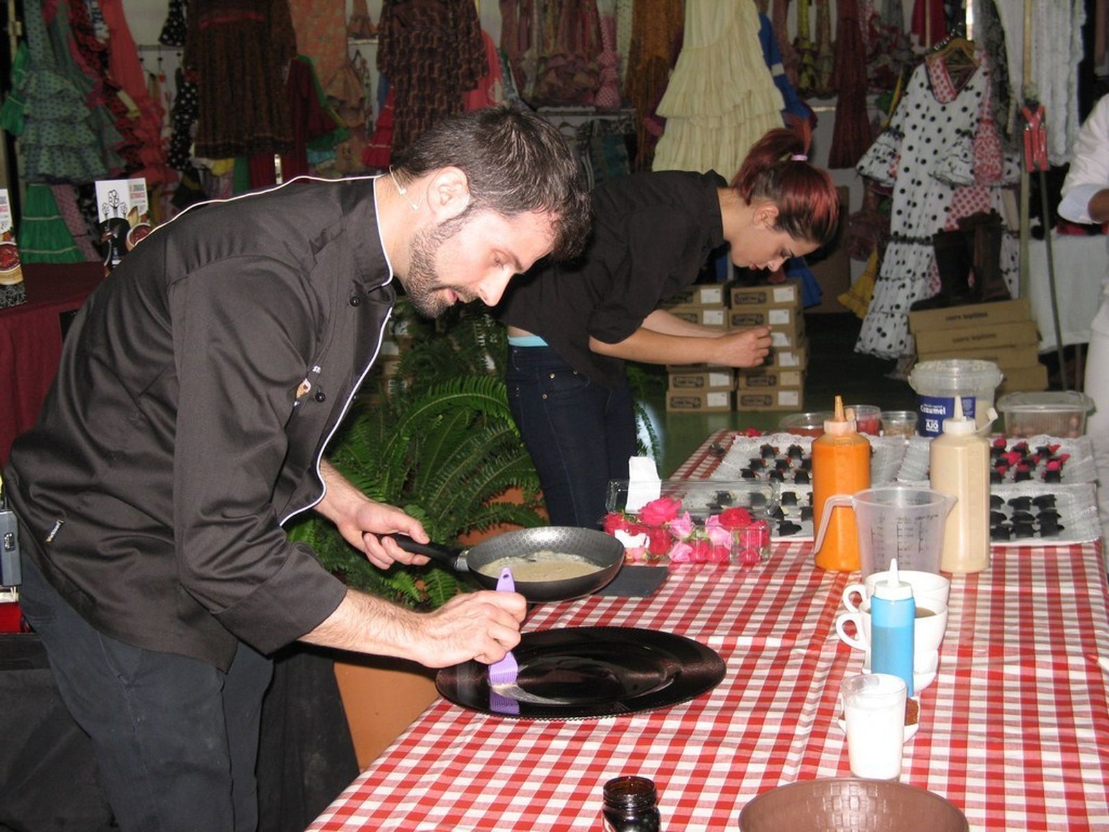 Fuster entrega el premio a Filiberto César Sánchez, hermano del ganador.