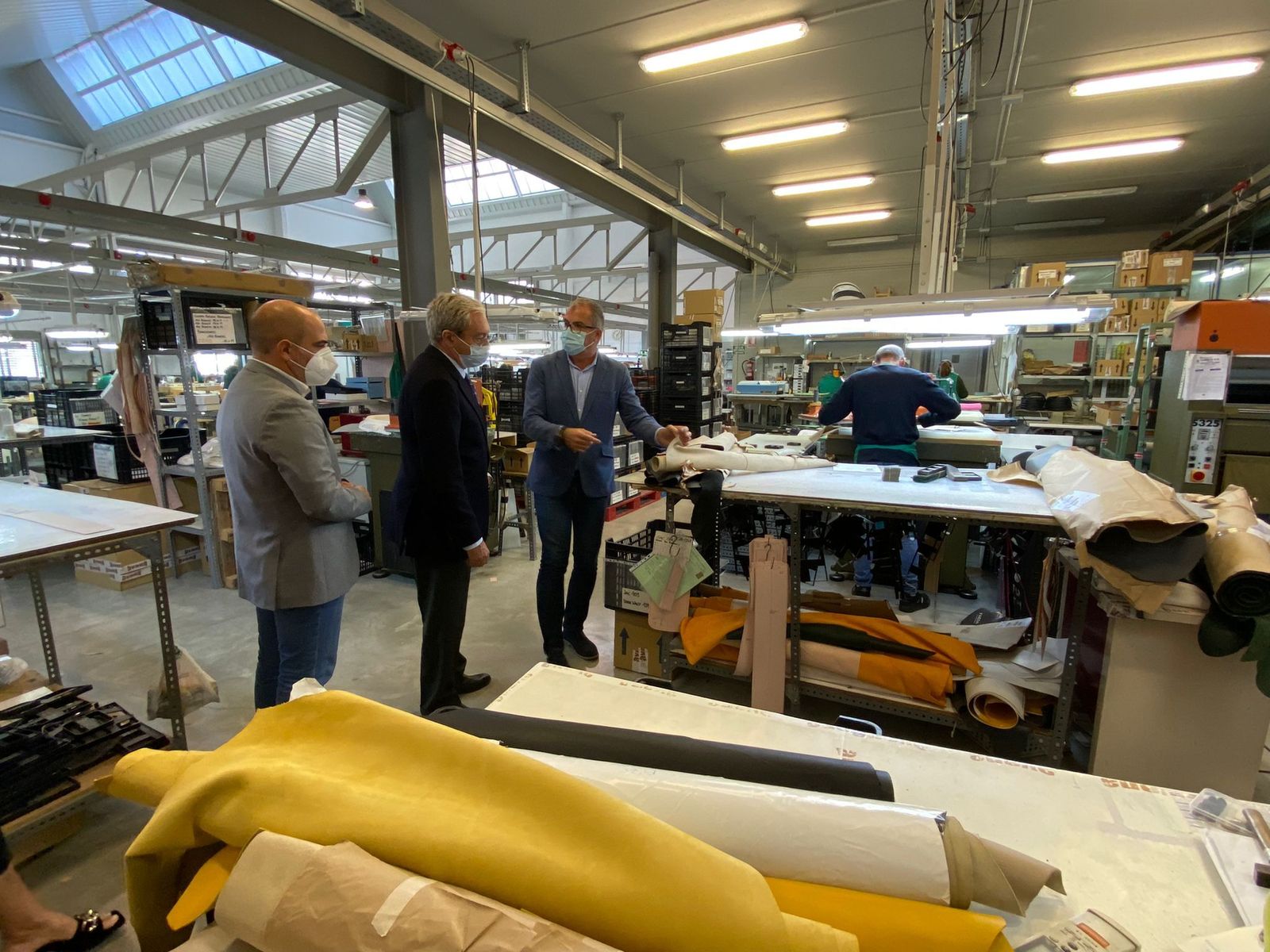 El consejero Rogelio Velasco en una visita a una fábrica de piel.