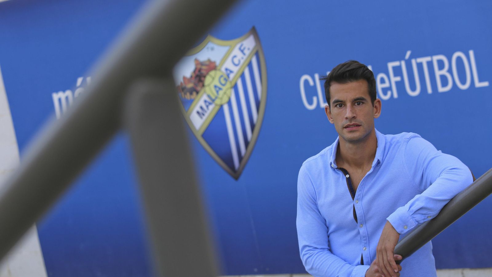 Luis Hernández, jugador del Málaga CF, posa para Málaga Hoy en La Rosaleda.