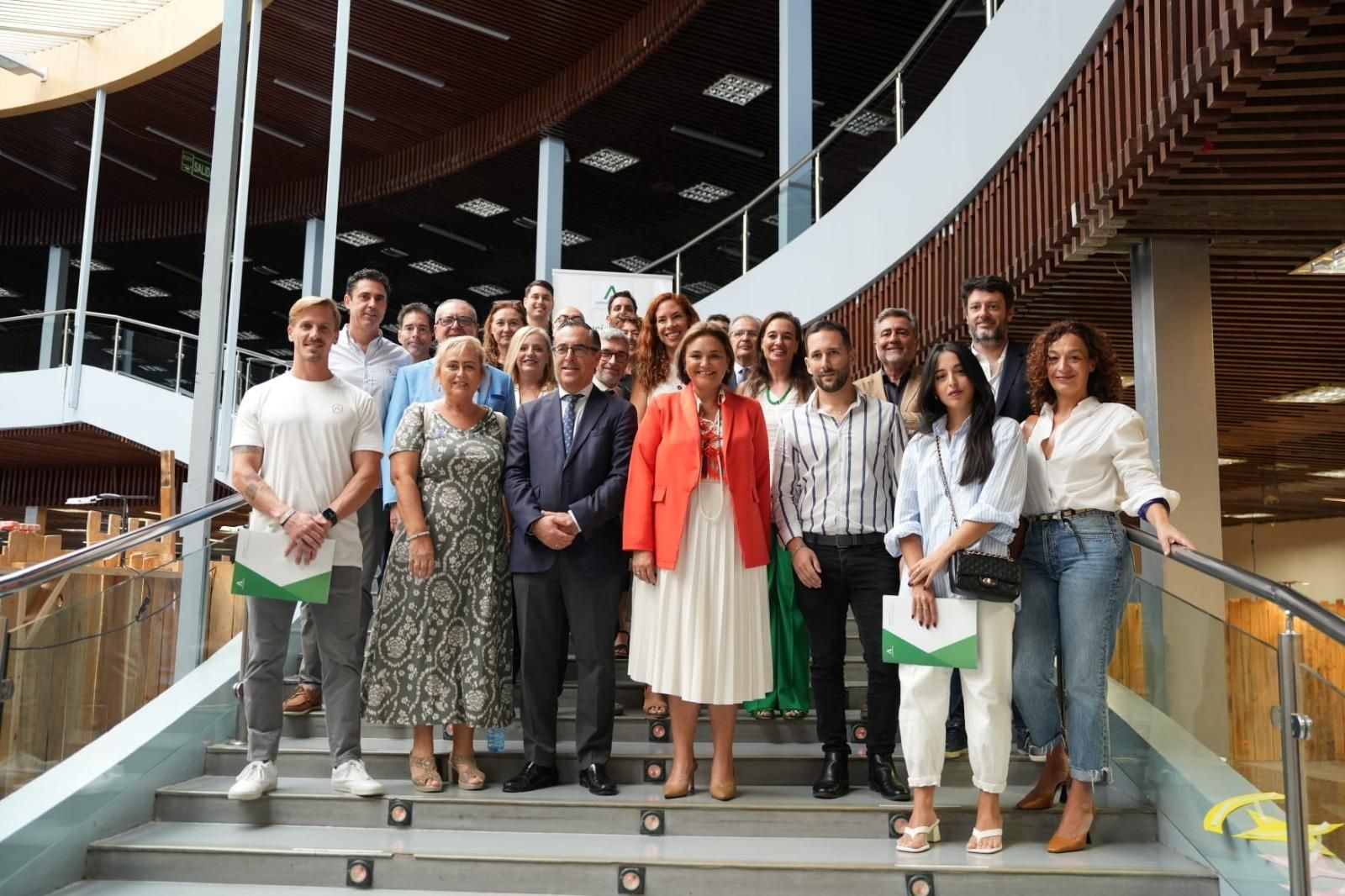 La entrega de llaves a los nuevos emprendedores en el CADE. La entrega de llaves a los nuevos emprendedores en el CADE.