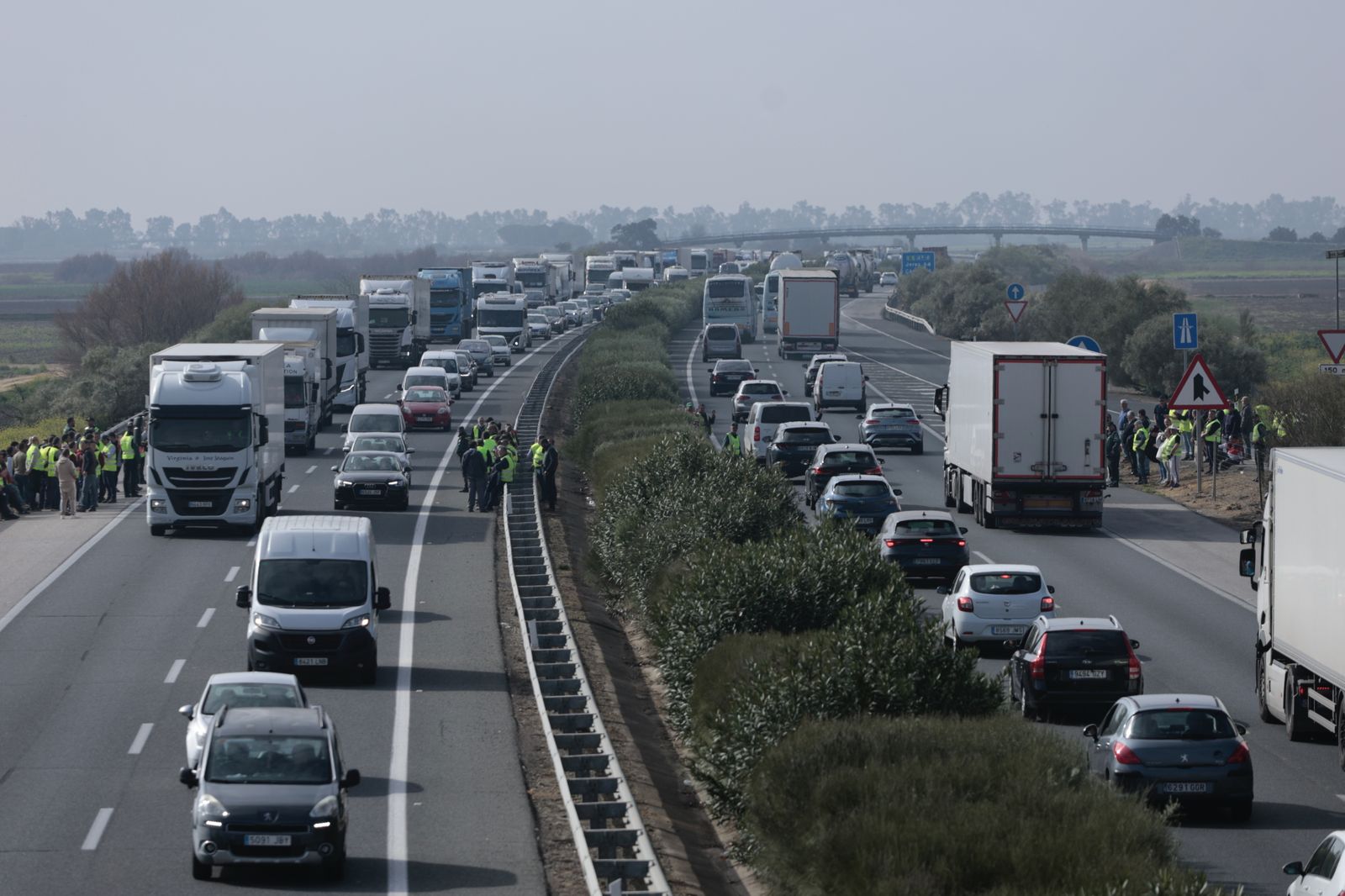 Las imágenes de la segunda jornada de protesta de los agricultores en la AP-4 y la N-IV