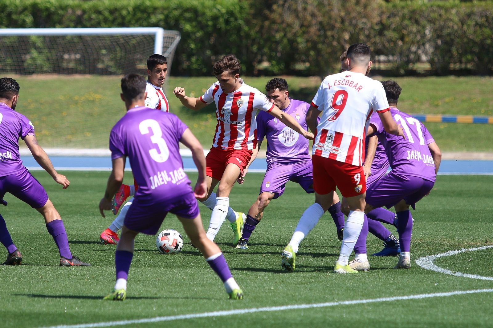 Albiar trata de salir con el esférico ante la presión de varios rivales