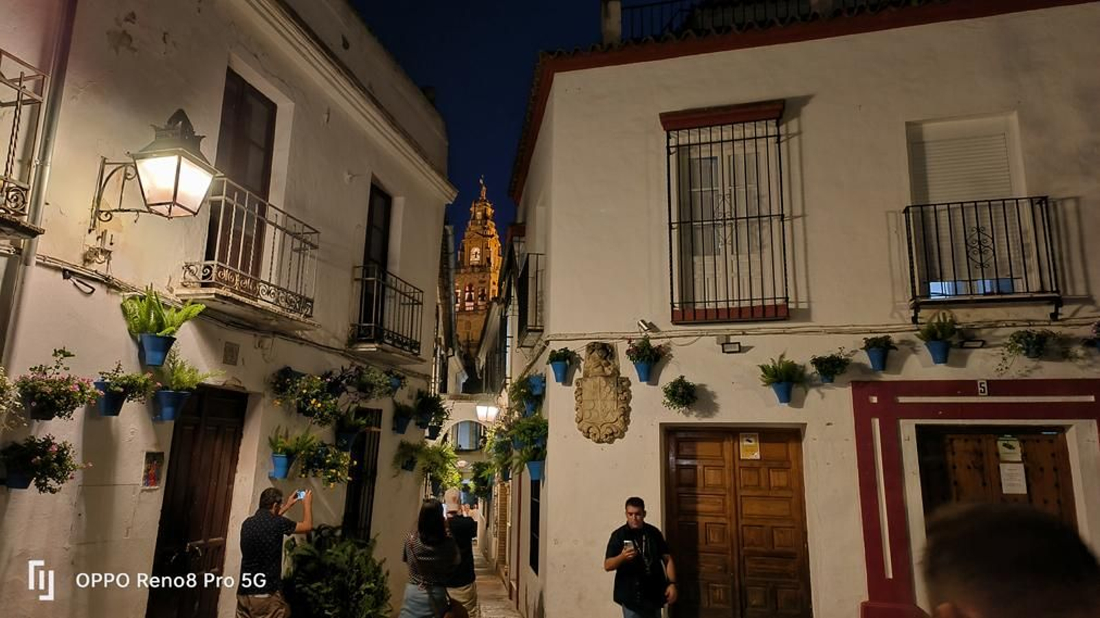 Foto nocturna de la Calleja de las Flores de Córdoba tomada con el Oppo Reno 8 Pro
