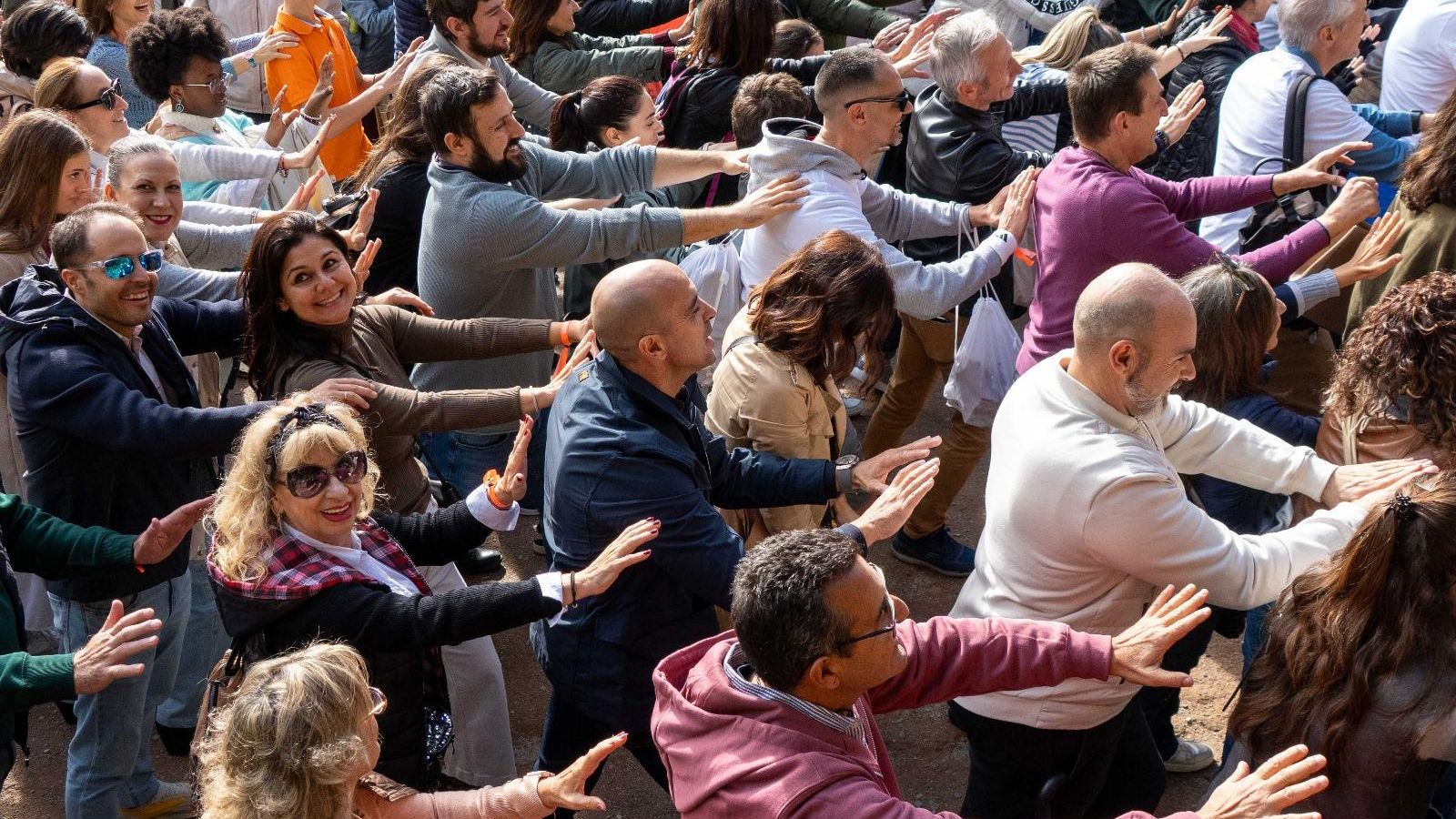 Parte de los participantes ayudando a empujar.