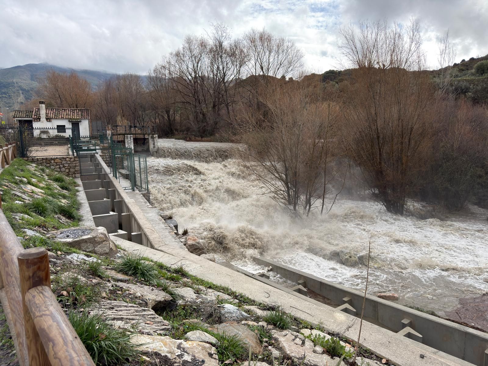 Las fotos de la previa de la borrasca Leonardo: nieve en Prado Negro y el río Genil en Granada, crecido