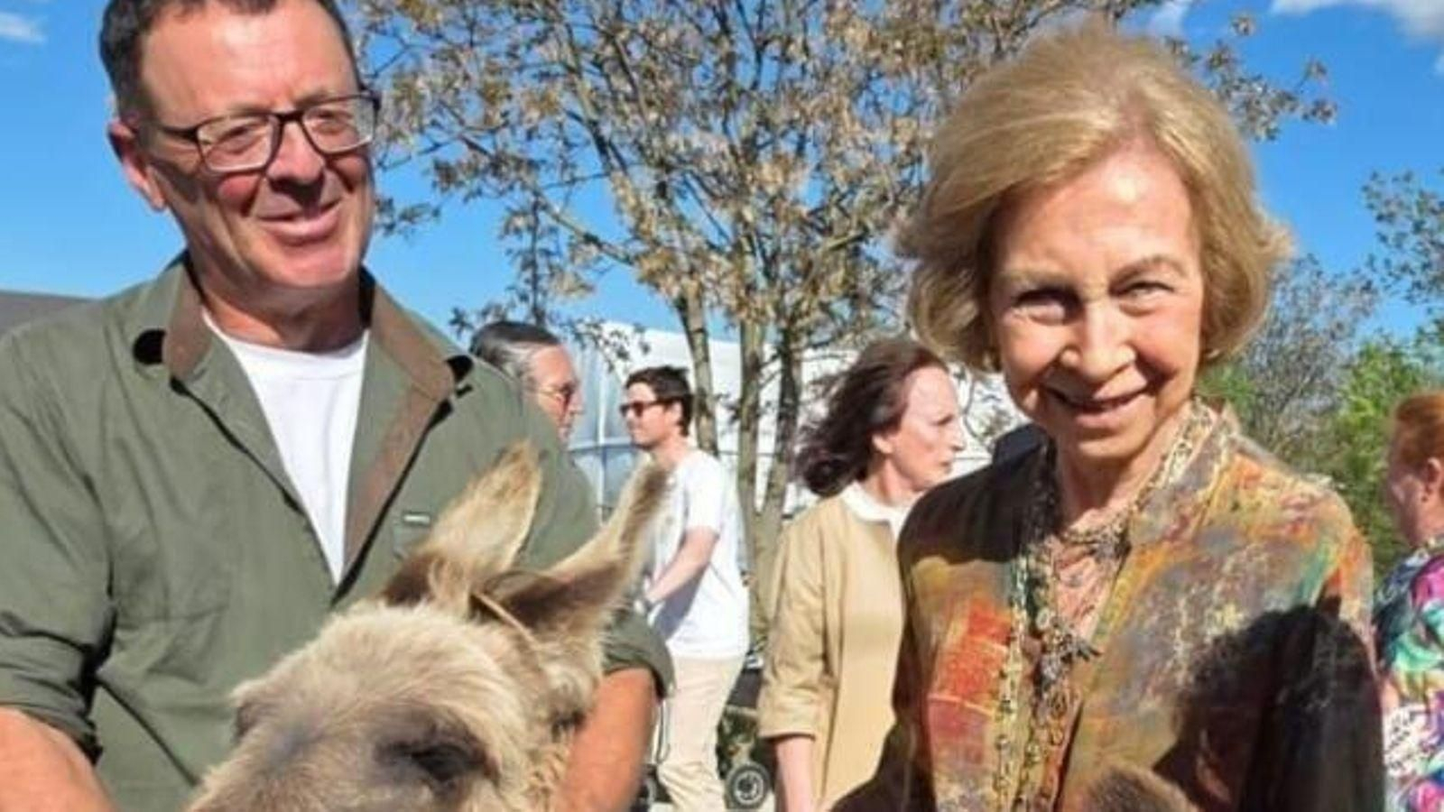 La Reina Sofía con el representante de la asociación.