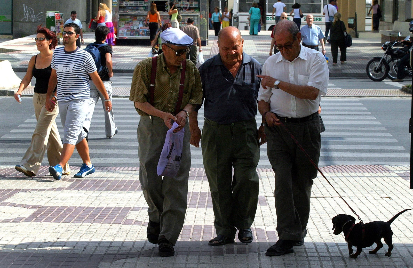 Personas paseando por las calles de Málaga.