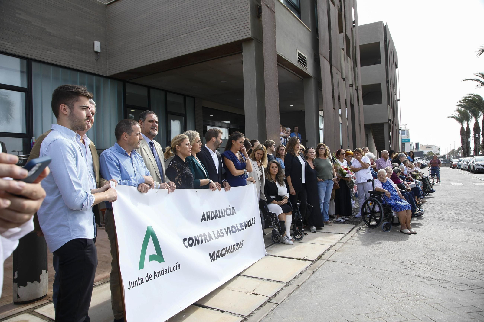 Las imágenes de la concentracion por el asesinato de Maria Nieves GP en la residencia del Zapillo en Almería