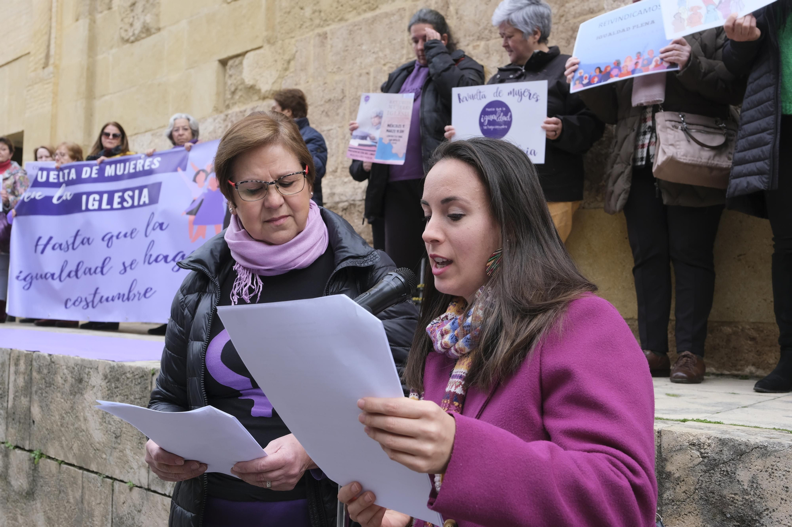 La concentración de la Revuelta de mujeres en la Iglesia en la Mezquita-Catedral de Córdoba, en imágenes