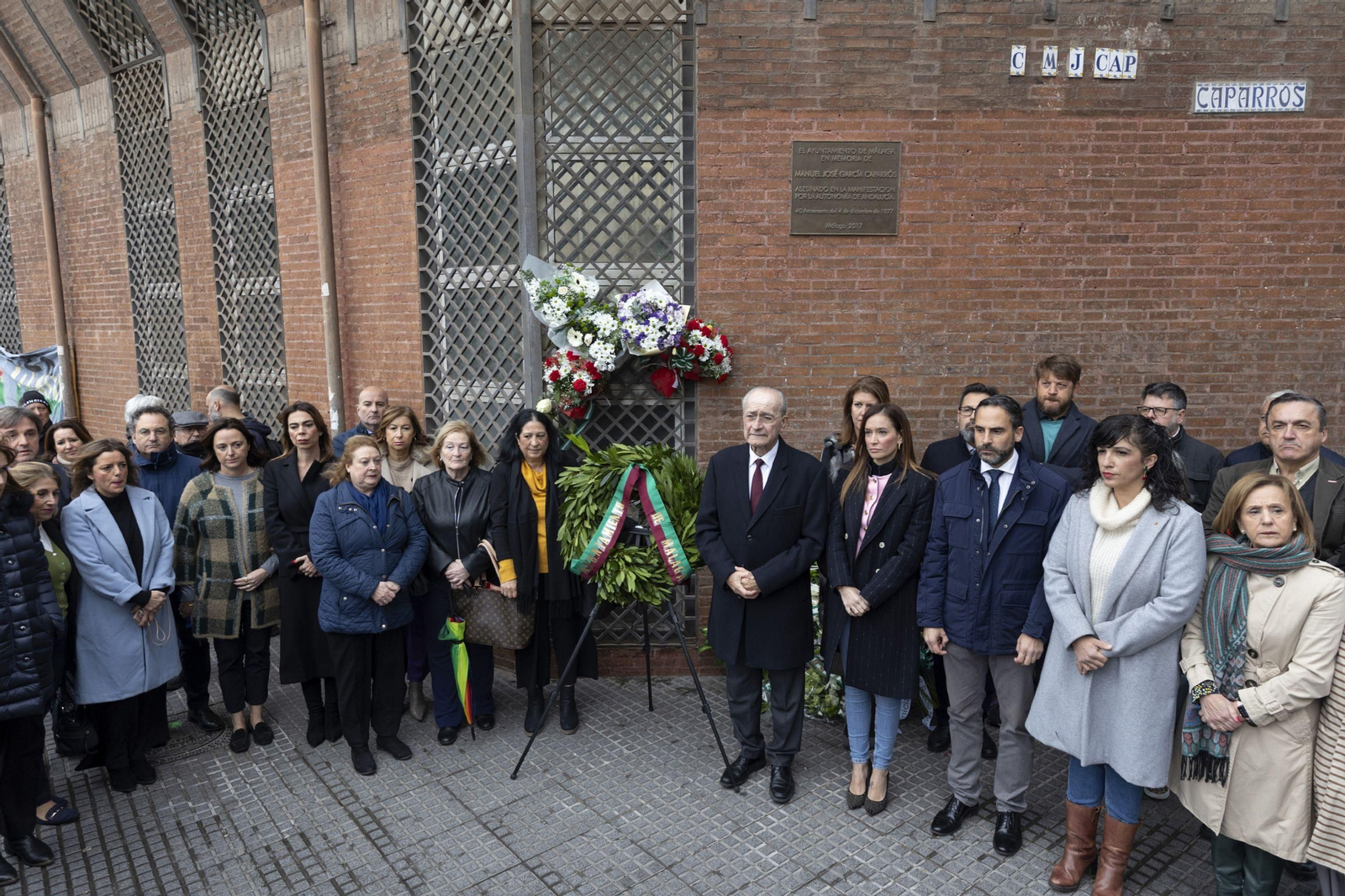 Ofrenda floral en recuerdo de Manuel José García Caparrós este lunes en Málaga.