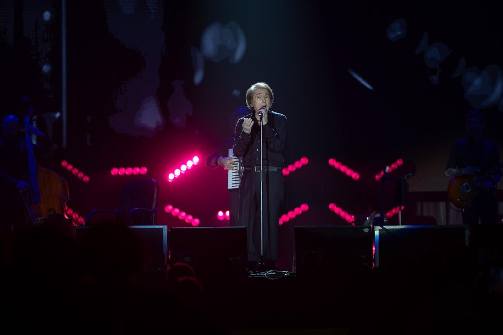 Así se disfruta en Jaén del concierto de Raphael, "Raphaelísimo"