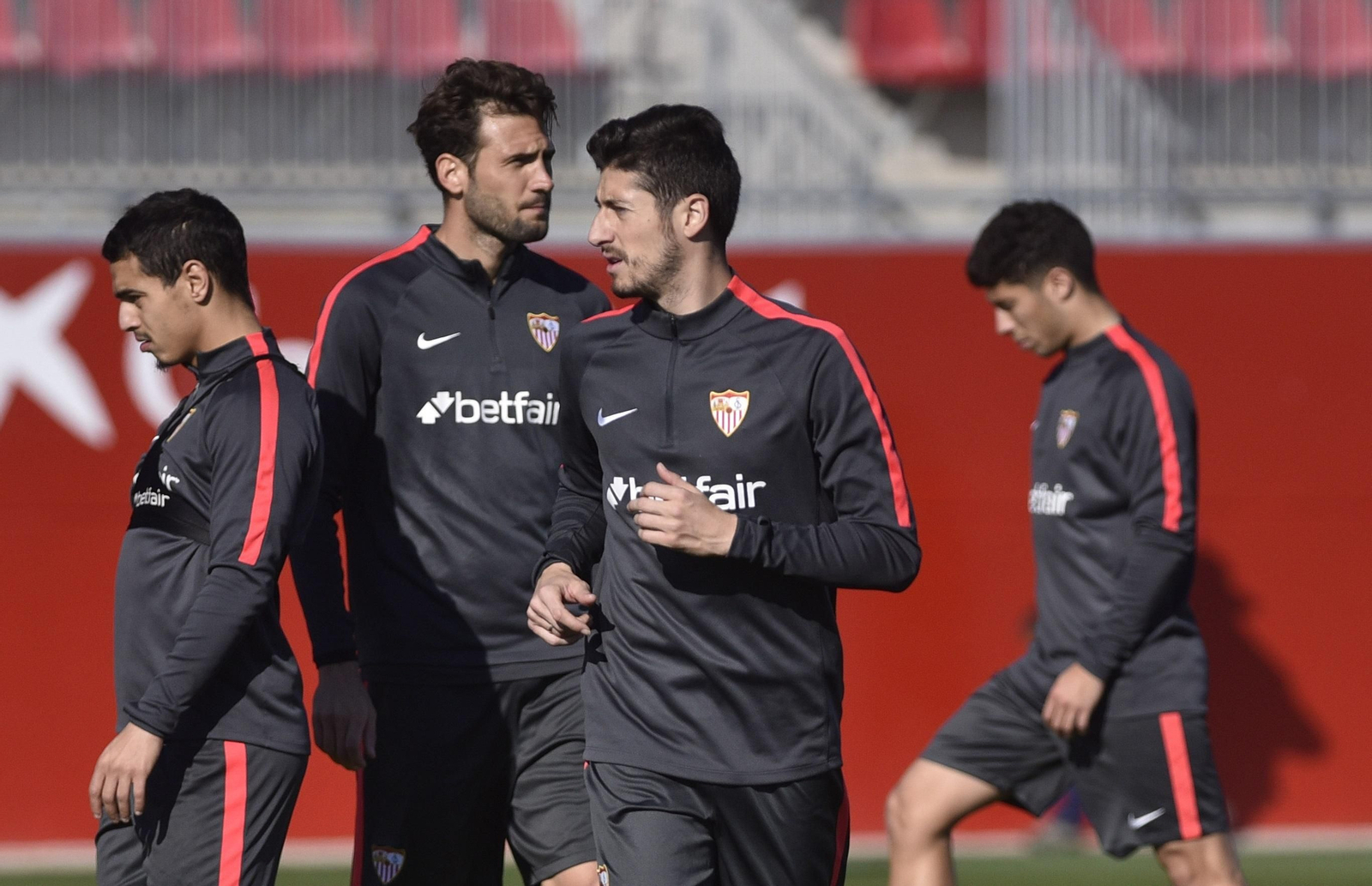 Escudero y Amadou son opciones para el centro de la defensa.