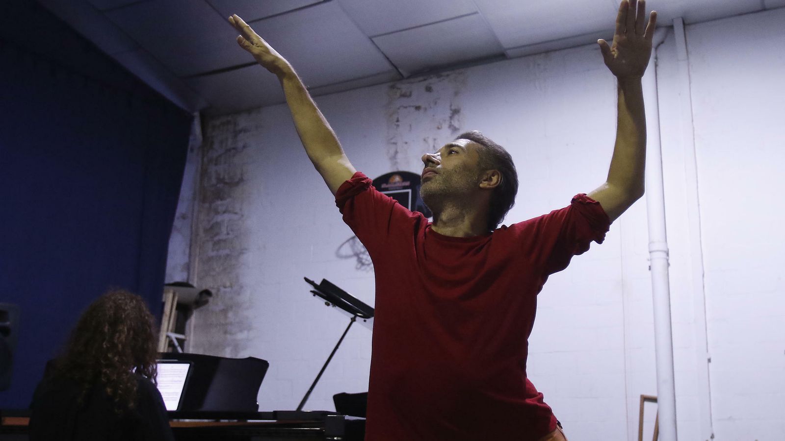La gestualidad genuina del bailaor sevillano en su estudio.