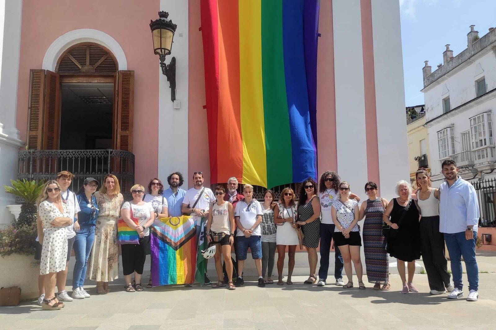 Despliegue de la bandera LGTBI en el Ayuntamiento de Puerto Real