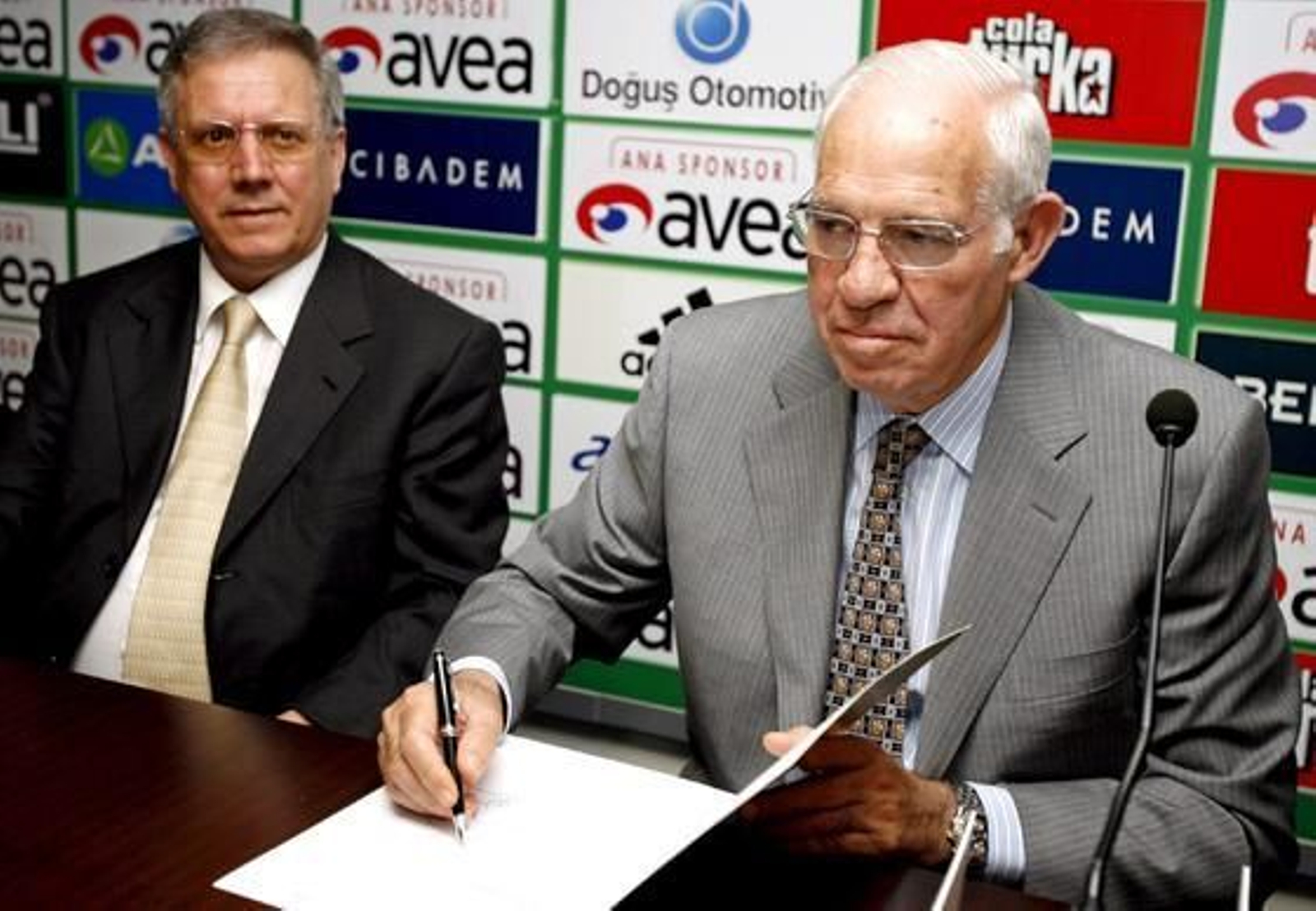 Aragonés firmando por el Fenerbaçhe

Foto: Efe