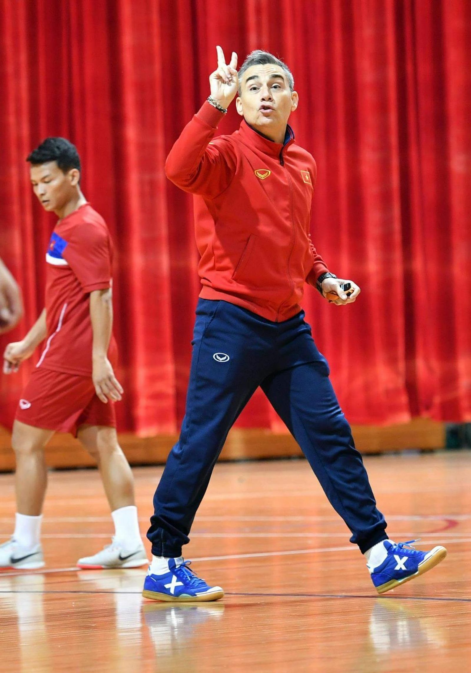 El técnico granadino, durante un entrenamiento.