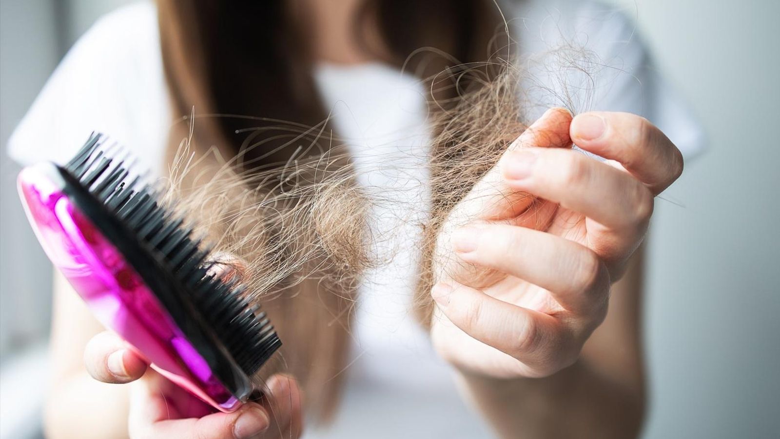 La caída estacional es un proceso natural, pero puede minimizarse con una dieta equilibrada, deporte y el uso de champús naturales.