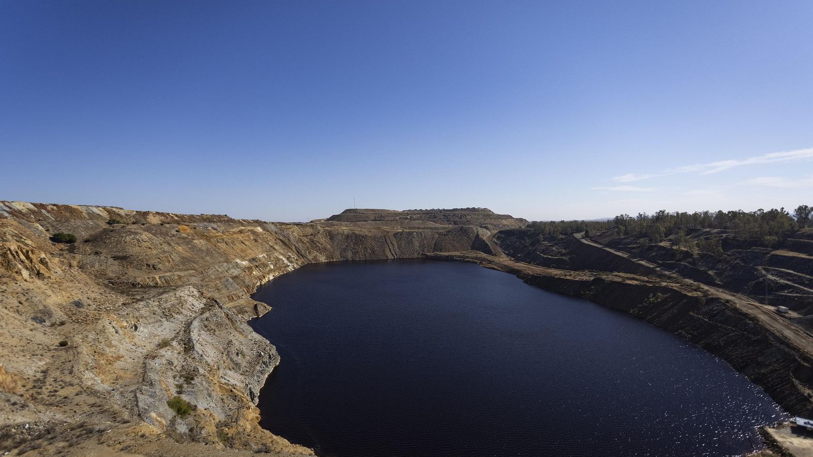 Otra vista de la Corta de Aznalcóllar, que encapsulados los residuos que existen y los que se depositen, también se propone como lago minero en el proyecto de restauración ambiental del complejo.