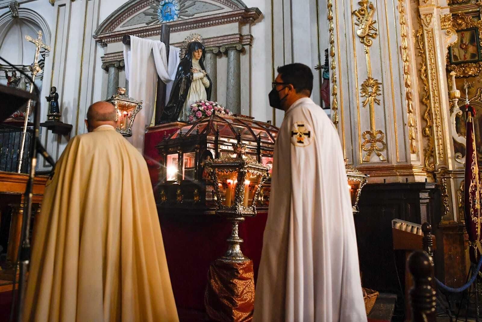 Santa Ana abre sus puertas para venerar al Señor del Santo Sepulcro y la Virgen de la Soledad