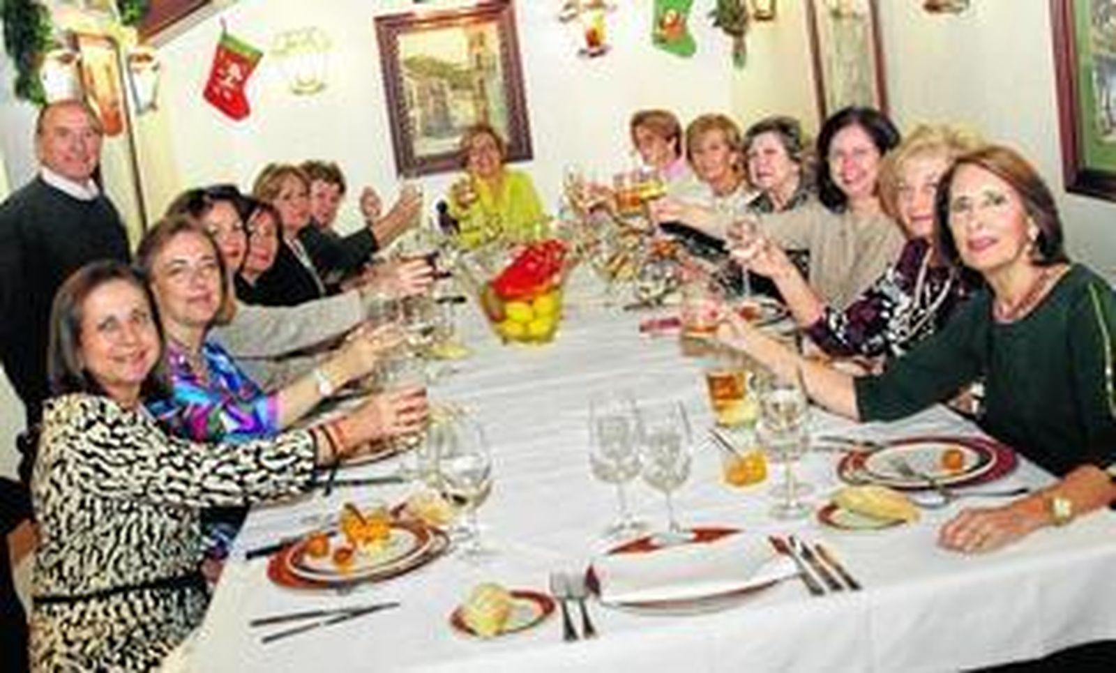 Pepe Álvarez atiende a un grupo de amigas que celebran la Navidad en Las Tinajas.