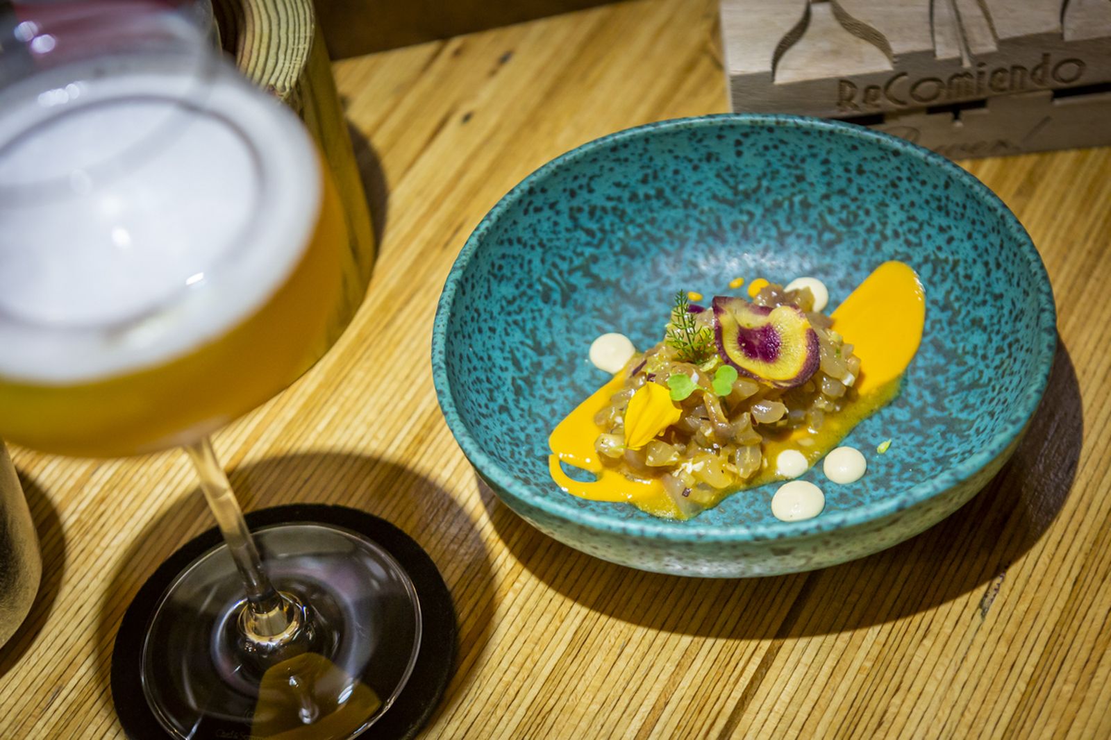 Corvina acevichada a la andaluza, uno de los platos, junto al Mezquitadler que lo acompaña.