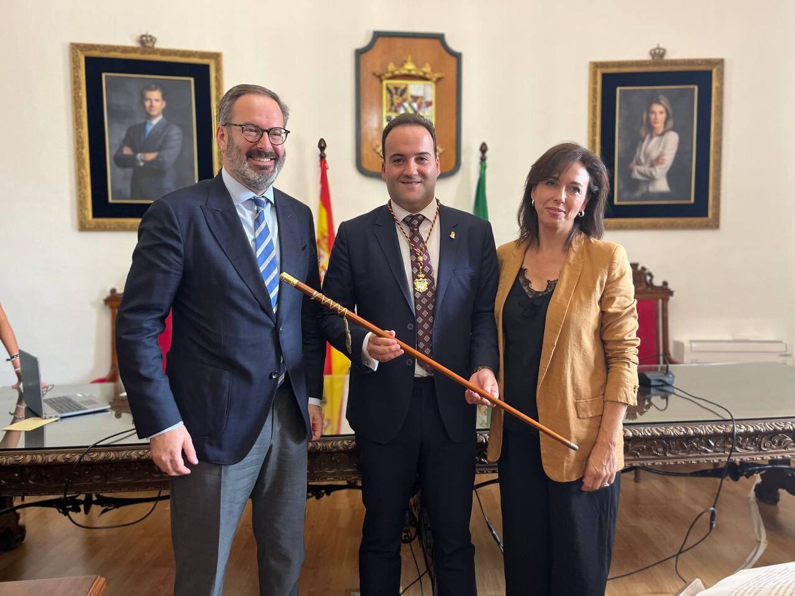 Juan Ramón Valdivia, con la vara de mando junto a María Luisa Ceballos y Adolfo Molina.
