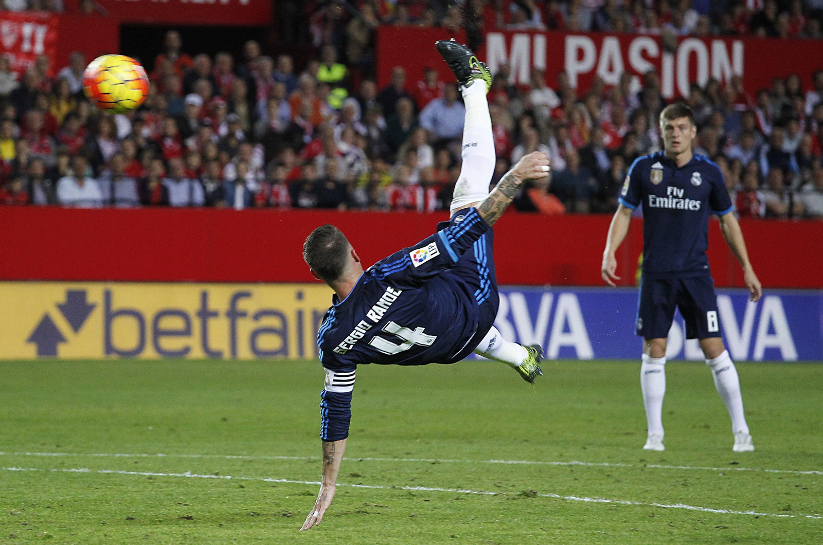Sergio Ramos durante un partido en el Sánchez Pizjuán.