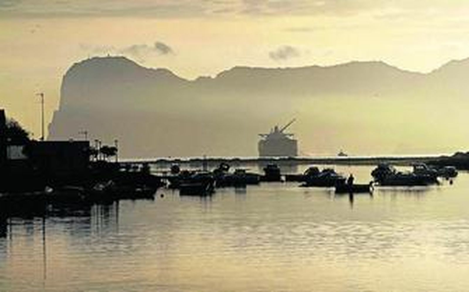 La desembocadura del río Palmones, con la imagen difundida del joven.