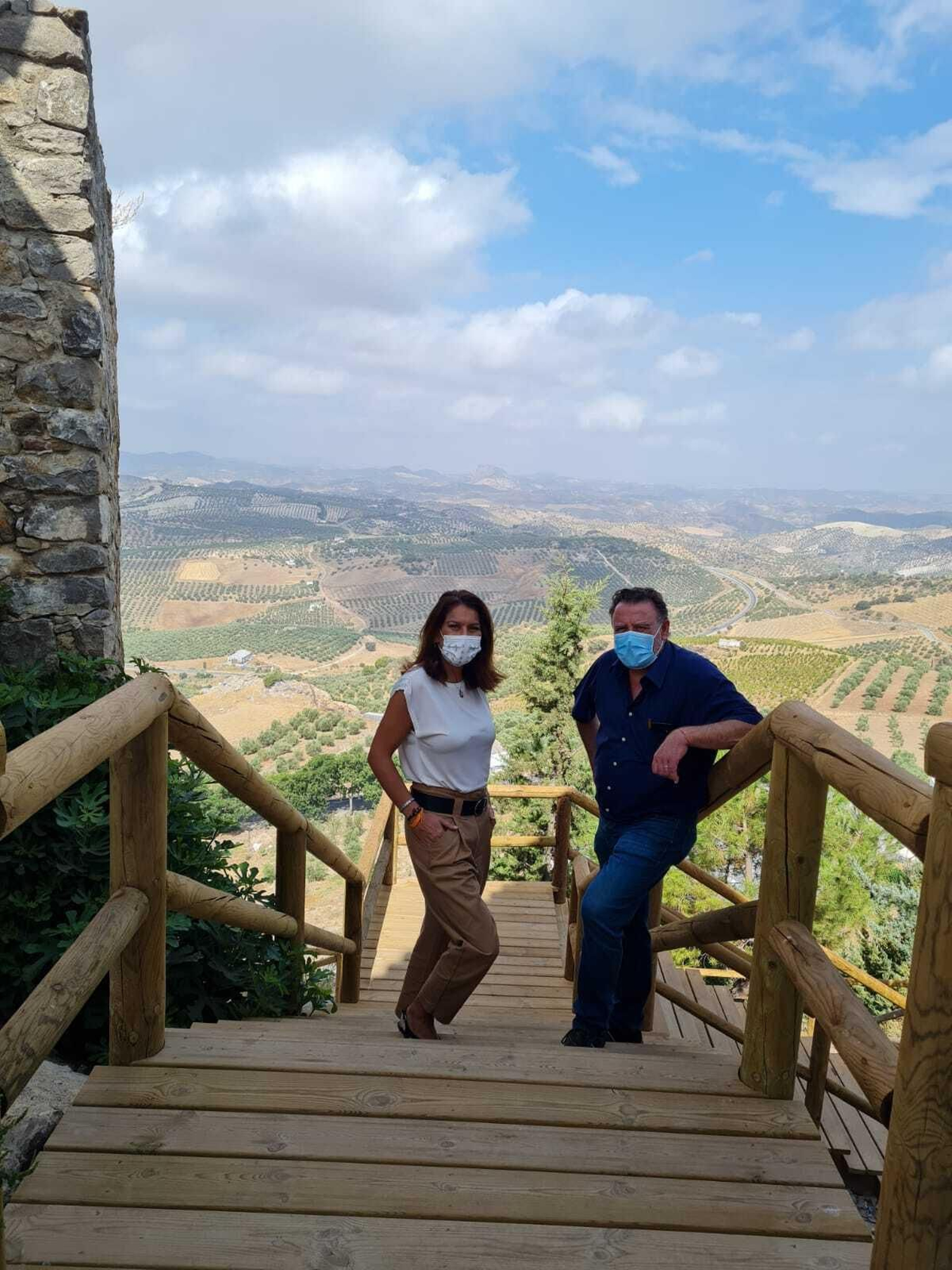 La delegada de Turismo, María Jesús Herencia, y el alcalde Francisco Párraga, en el enclave patrimonial.