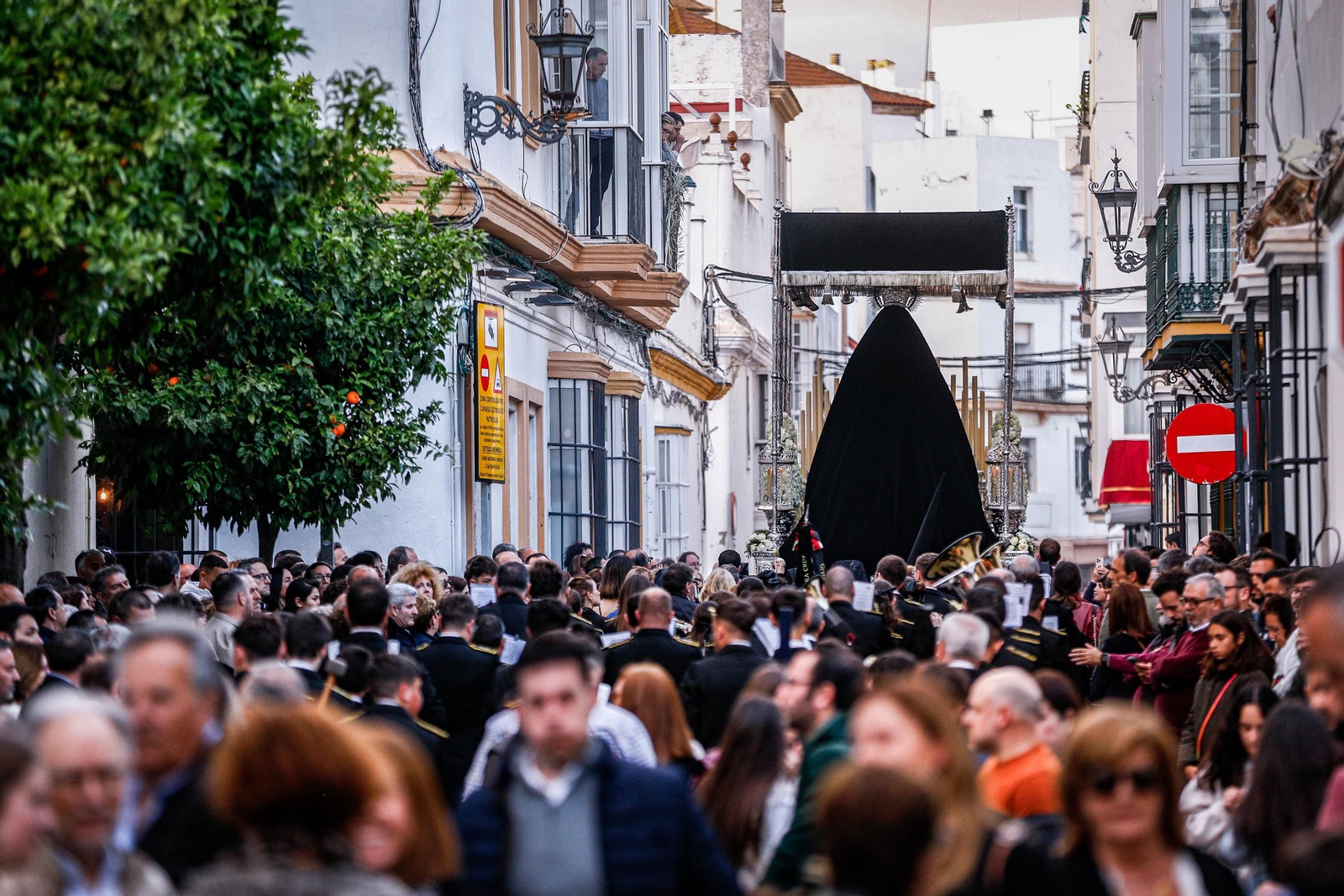 Imágenes de la salida de Santo Entierro en la Semana Santa de San Fernando 2025