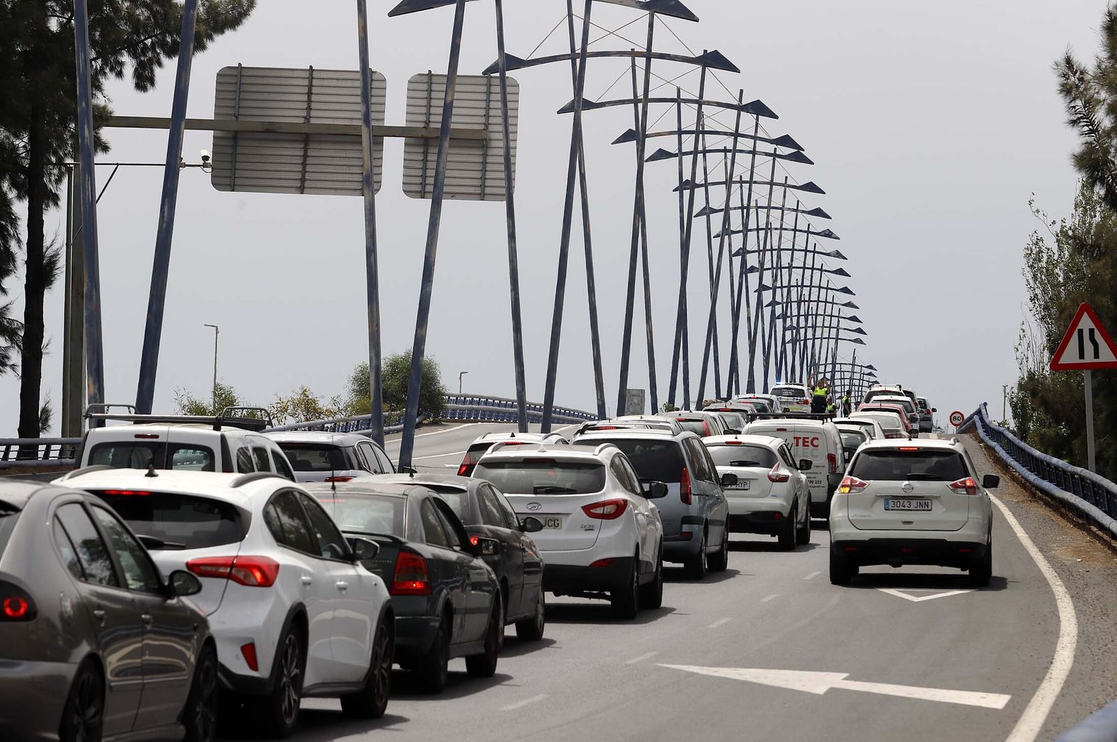 Imágenes de las retenciones provocadas por un accidente en el puente del Odiel