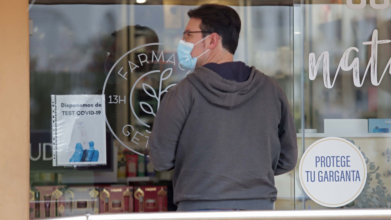 Un hombre espera su turno a las puertas de una farmacia de la comarca.