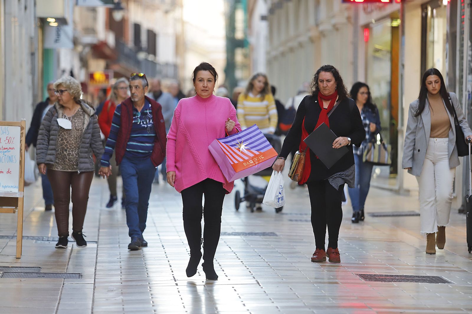 Ambiente en las calles del centro de Huelva con el Black Friday
