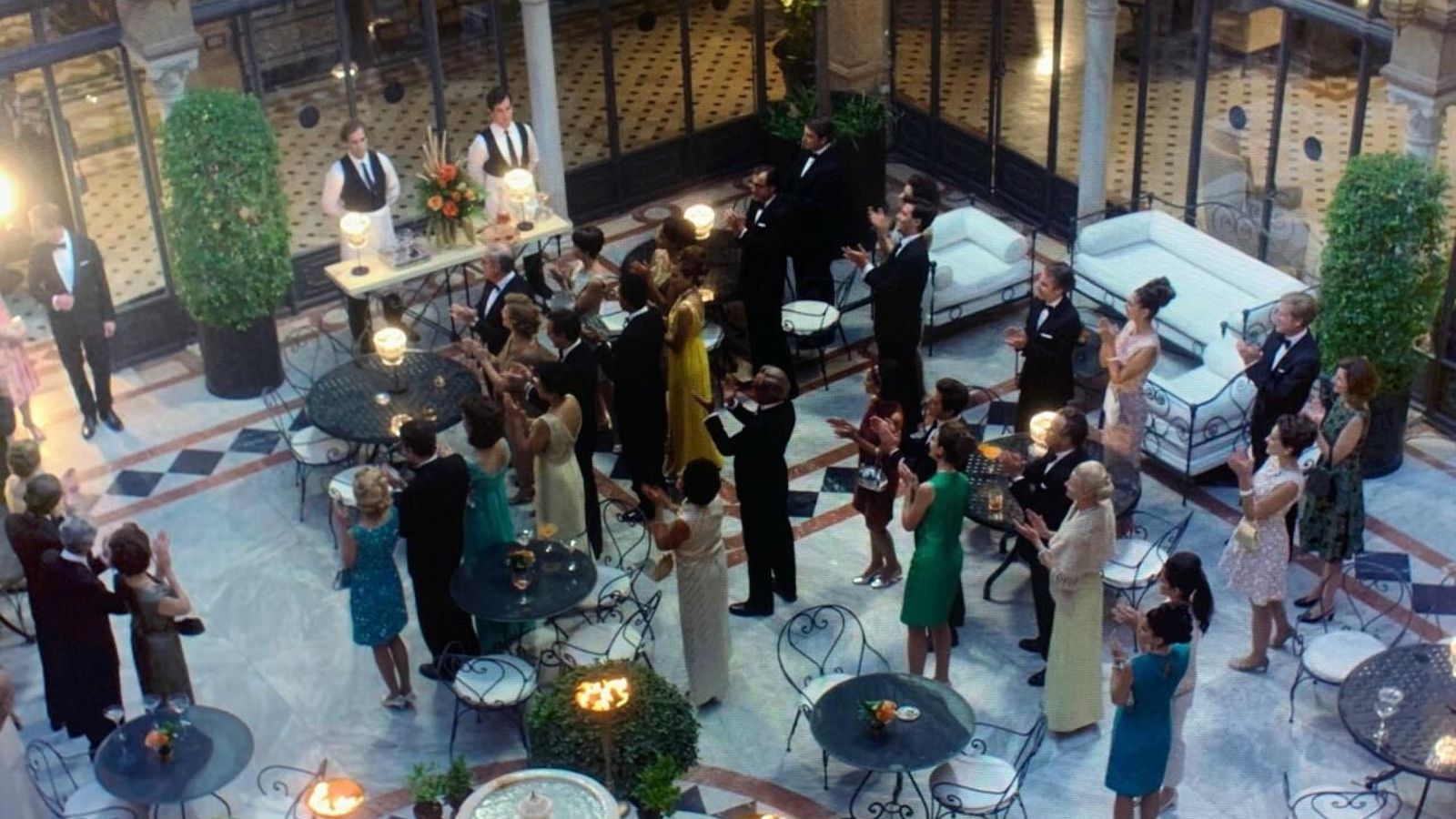 El patio central del Alfonso XIII convertido en una fiesta en honor a la hermana de la reina