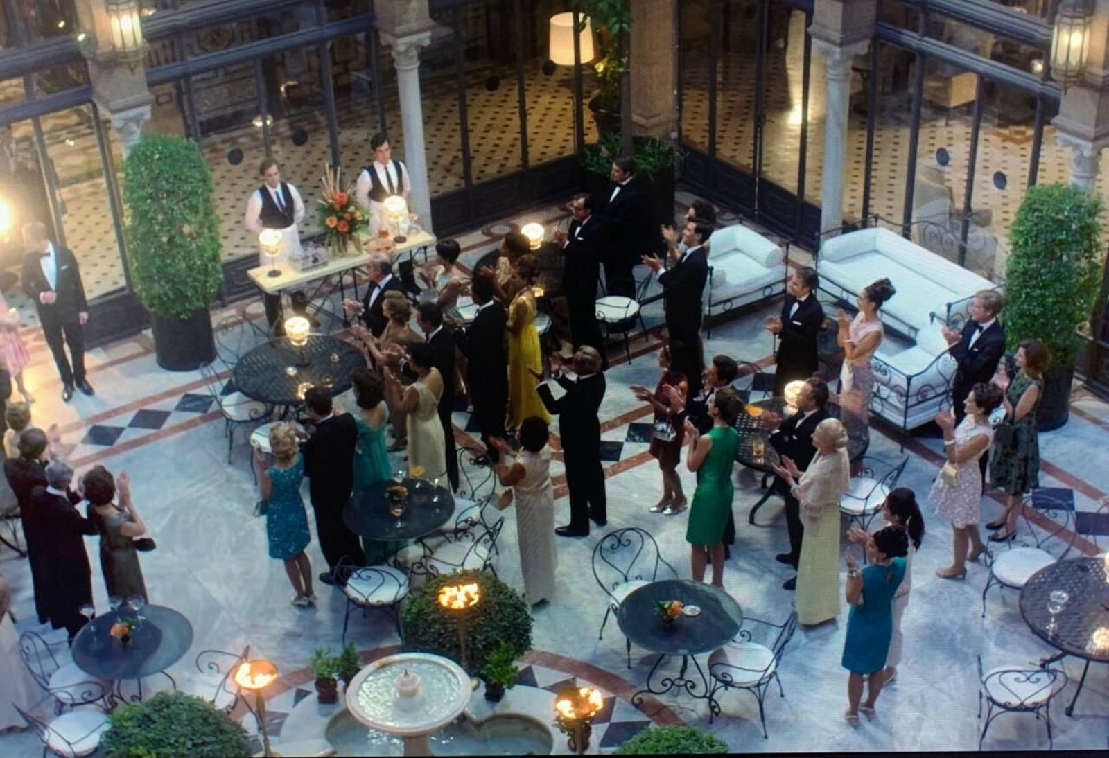 El patio central del Alfonso XIII convertido en una fiesta en honor a la hermana de la reina