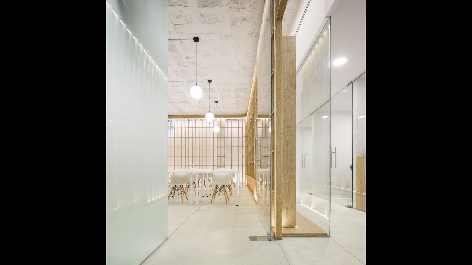 Interior de la clínica con el aula de formación al fondo.