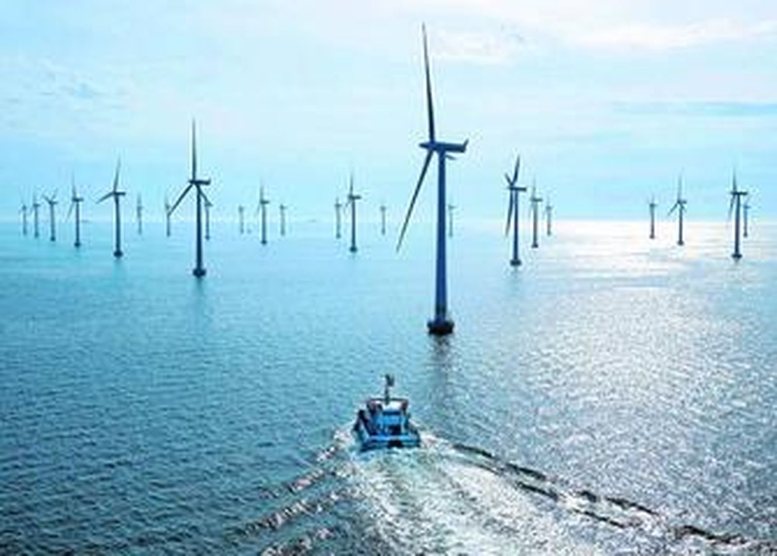 Un barco se adentra en el parque eólico marino de Lillgrund, en la costa sur de Suecia, en una imagen del archivo de Siemens AG.